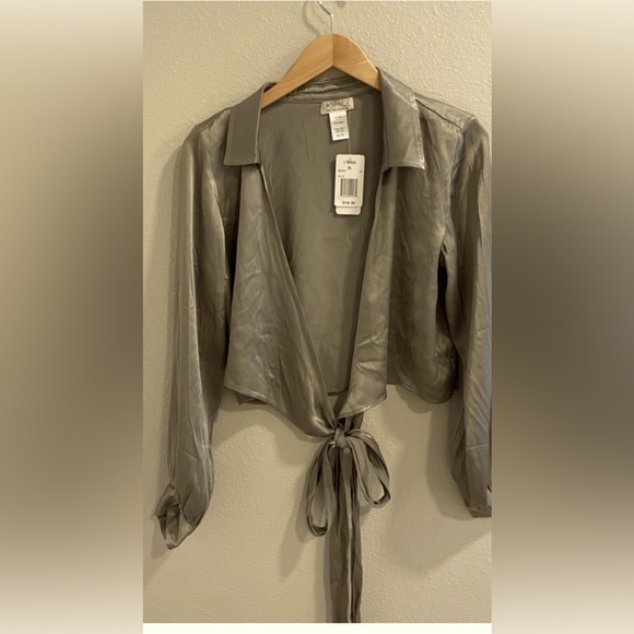 NWT  L* Space  Gwen Top Size Lg Olive Green Long Sleeves Wrap Around Closure - Picture 3 of 4